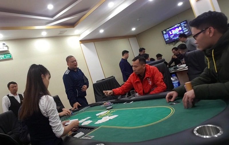 Bạn cần giữ vững tâm lý trên bàn poker để đối thủ không nhìn ra manh mối